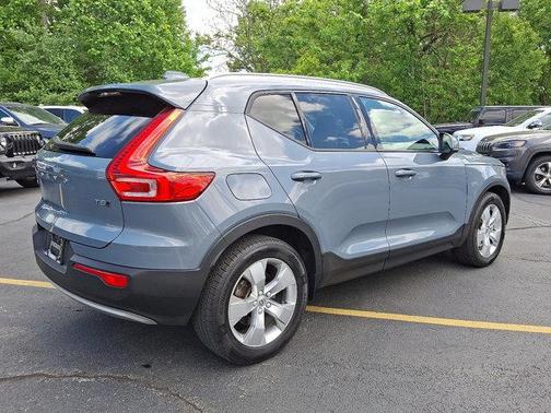 2021 Volvo XC40 T5 Momentum