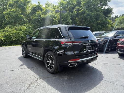 Diamond Black Crystal Pearlcoat 2024 Jeep Grand Cherokee Summit