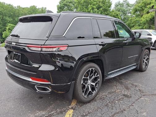 Diamond Black Crystal Pearlcoat 2024 Jeep Grand Cherokee Summit