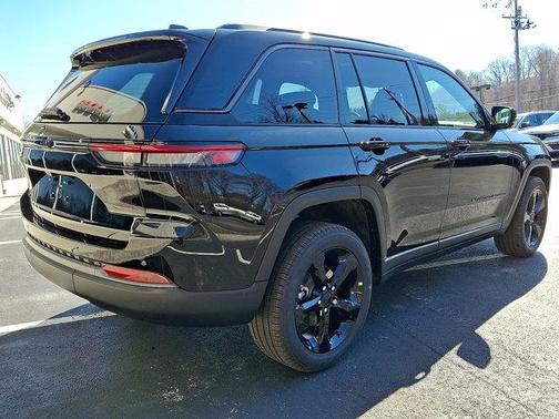 Diamond Black Crystal Pearlcoat 2026 Jeep Grand Cherokee Limited