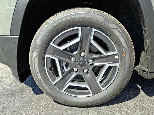 Sting Gray Clearcoat 2026 Jeep Cherokee Laredo 4x4