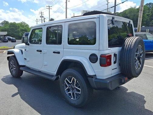 2025 Jeep Wrangler 4-Door Sahara 4x4
