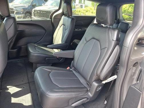 2025 Chrysler Pacifica L