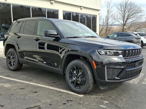 Diamond Black Crystal Pearlcoat 2026 Jeep Grand Cherokee Altitude