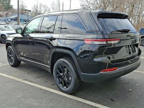 Diamond Black Crystal Pearlcoat 2026 Jeep Grand Cherokee Altitude