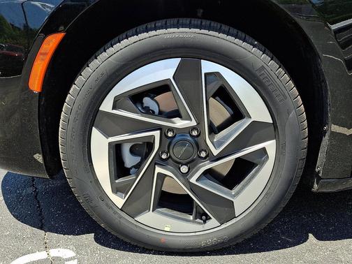 Diamond Black Crystal Pearlcoat 2027 Chrysler Pacifica Limited