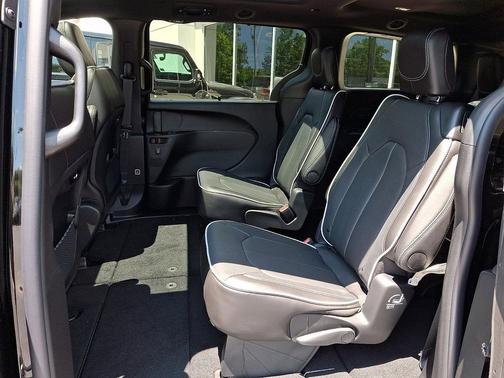 Diamond Black Crystal Pearlcoat 2027 Chrysler Pacifica Limited