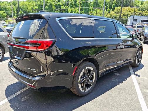 Diamond Black Crystal Pearlcoat 2027 Chrysler Pacifica Limited
