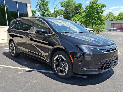 Diamond Black Crystal Pearlcoat 2027 Chrysler Pacifica Limited