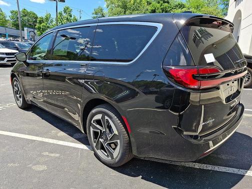 Diamond Black Crystal Pearlcoat 2027 Chrysler Pacifica Limited