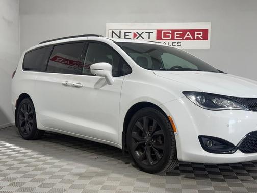 White 2019 Chrysler Pacifica Limited