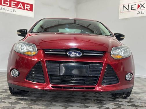 Red 2014 Ford Focus SE