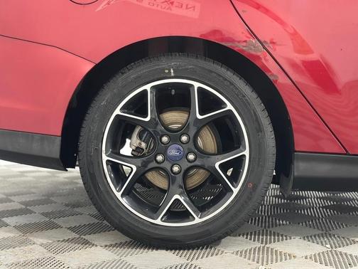 Red 2014 Ford Focus SE