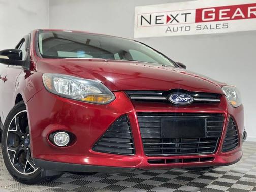 Red 2014 Ford Focus SE
