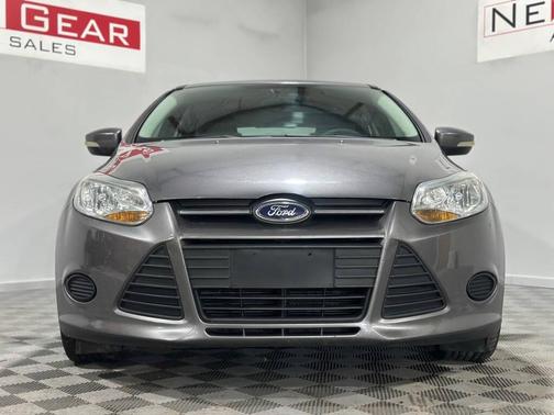Gray 2014 Ford Focus SE