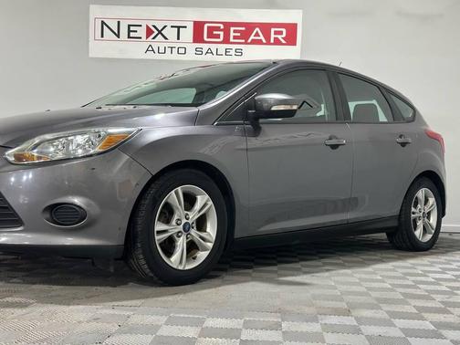 Gray 2014 Ford Focus SE