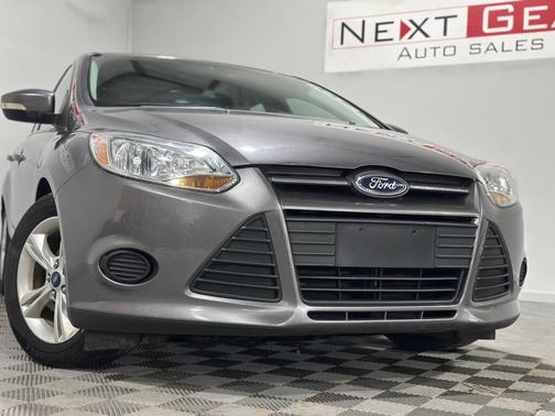 Gray 2014 Ford Focus SE