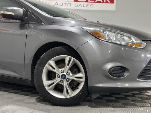 Gray 2014 Ford Focus SE