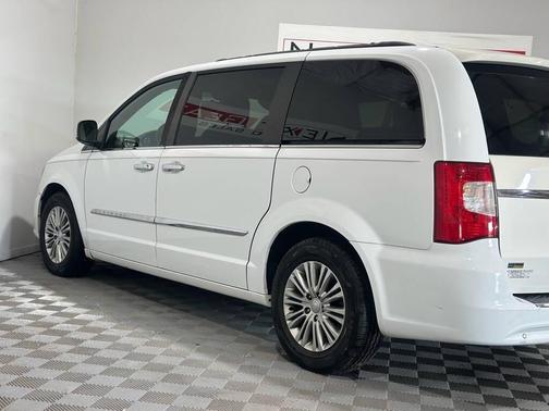 2015 Chrysler Town & Country Touring-L