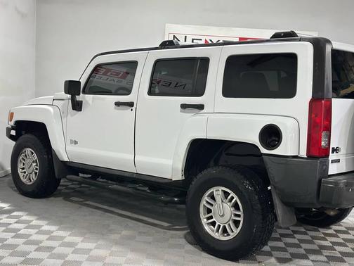 White 2006 Hummer H3