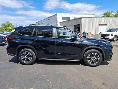 Midnight Black Metallic 2023 Toyota Highlander XLE