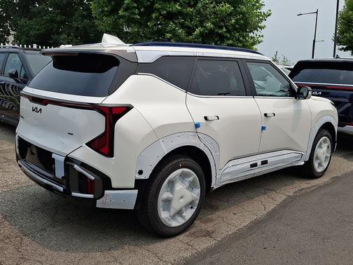 Snow White Pearl 2027 Kia Seltos X-Line S