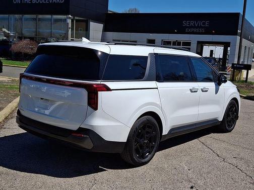 Snow White Pearl 2025 Kia Carnival SX