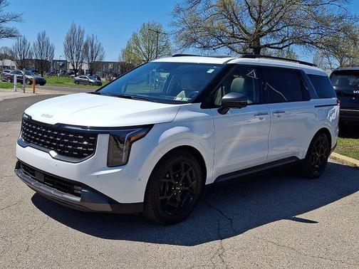 Snow White Pearl 2025 Kia Carnival SX