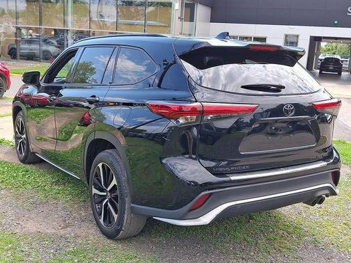 Midnight Black Metallic 2022 Toyota Highlander XSE