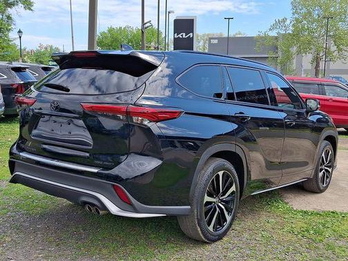 Midnight Black Metallic 2022 Toyota Highlander XSE
