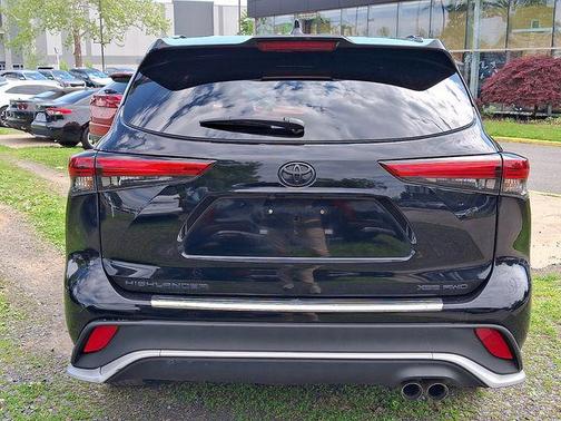Midnight Black Metallic 2022 Toyota Highlander XSE