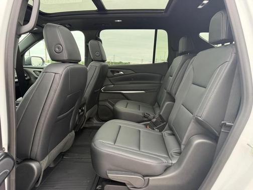 Summit White / White 2026 Chevrolet Traverse LT