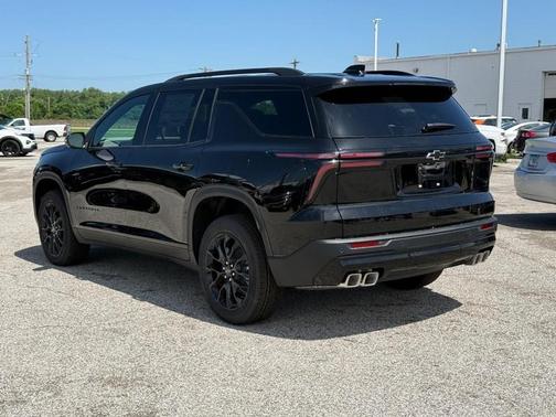 Mosaic Black Metallic 2026 Chevrolet Traverse LT