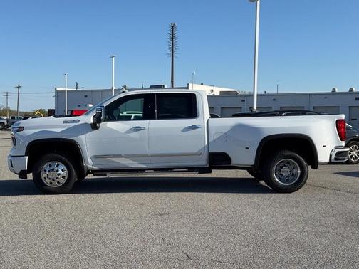 Summit White / White 2026 Chevrolet Silverado 3500 High Country