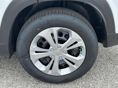 Summit White / White 2026 Chevrolet Trax LS