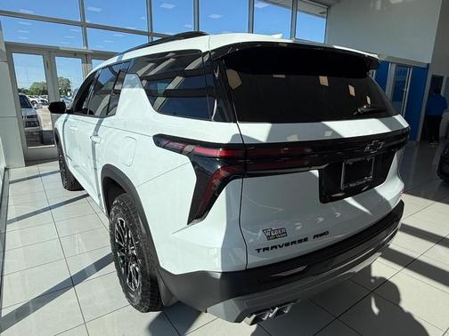 White Tri-Coat 2026 Chevrolet Traverse Z71