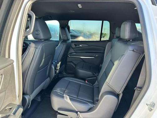 Summit White / White 2026 Chevrolet Traverse LT