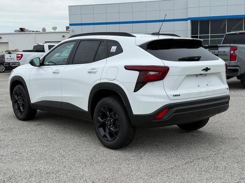 Summit White / White 2026 Chevrolet Trax LT