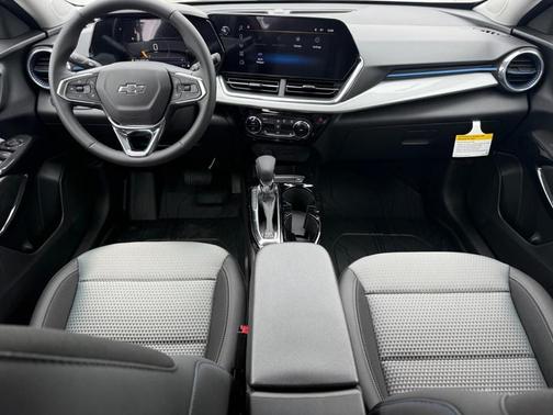 Summit White / White 2026 Chevrolet Trax LT