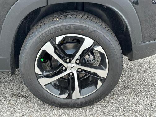 Mosaic Black Metallic 2026 Chevrolet Trax 1RS