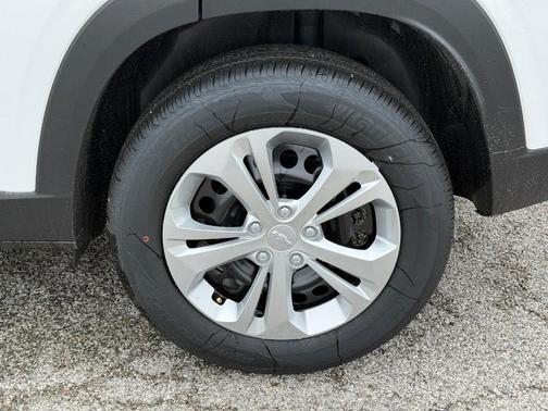 Summit White / White 2026 Chevrolet Trax LS