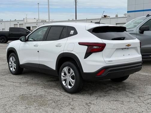 Summit White / White 2026 Chevrolet Trax LS