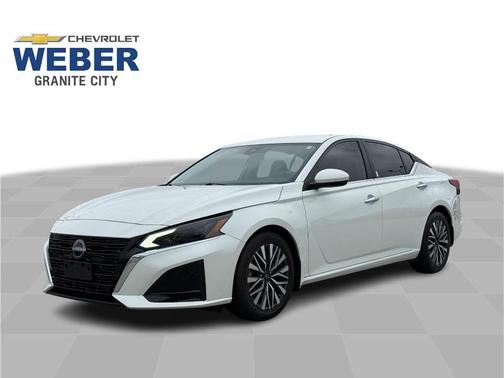 White 2023 Nissan Altima 2.5 SV