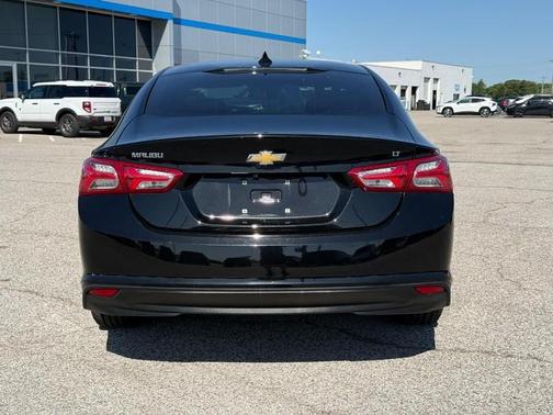 Mosaic Black Metallic 2022 Chevrolet Malibu LT