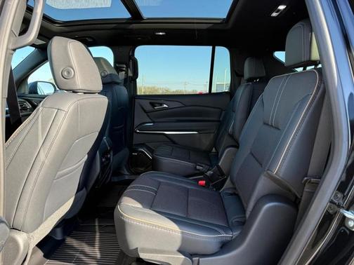 Mosaic Black Metallic 2026 Chevrolet Traverse High Country