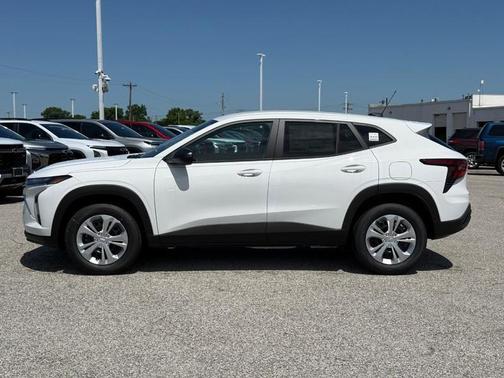 Summit White / White 2026 Chevrolet Trax LS