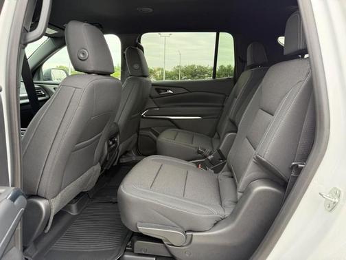 Summit White / White 2026 Chevrolet Traverse LT
