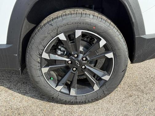 White Tri-Coat 2026 Chevrolet Equinox RS