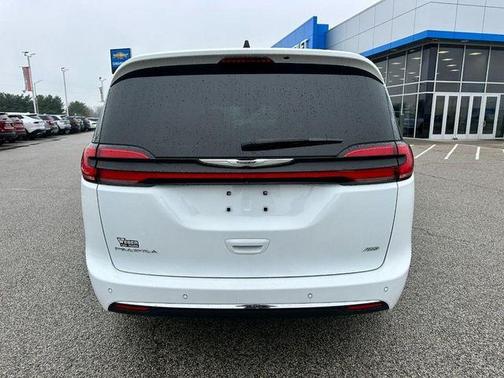 2023 Chrysler Pacifica Touring-L