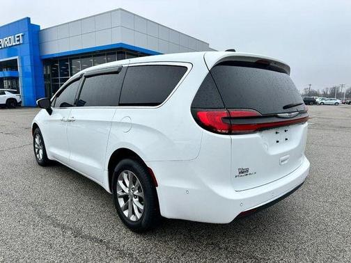 2023 Chrysler Pacifica Touring-L